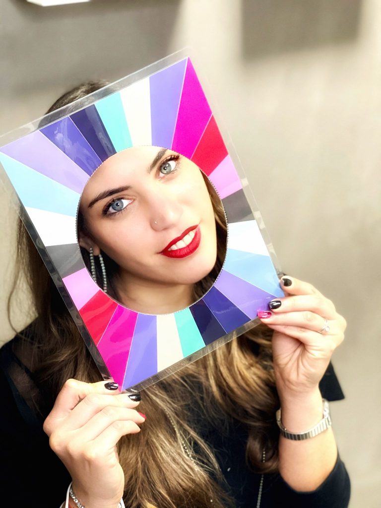 Ragazza con palette armocromatica estate