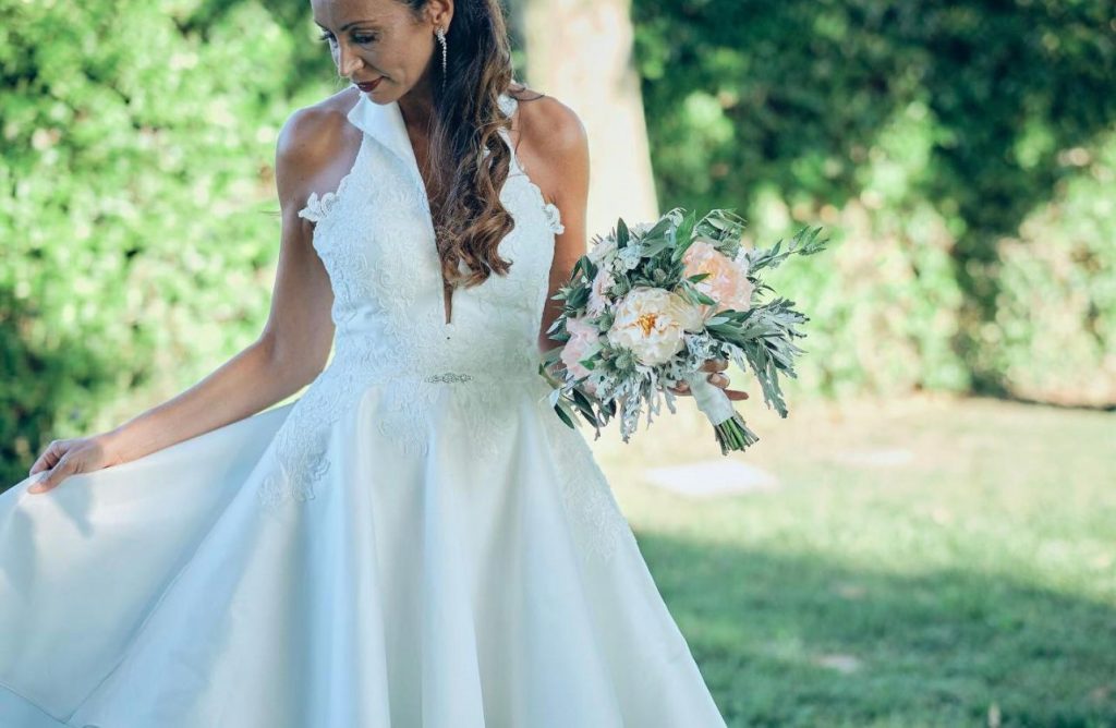 Rossella indossa abito da sposa durante uno shooting